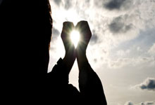 国内足球联赛进入激烈争夺阶段，各队积分并列